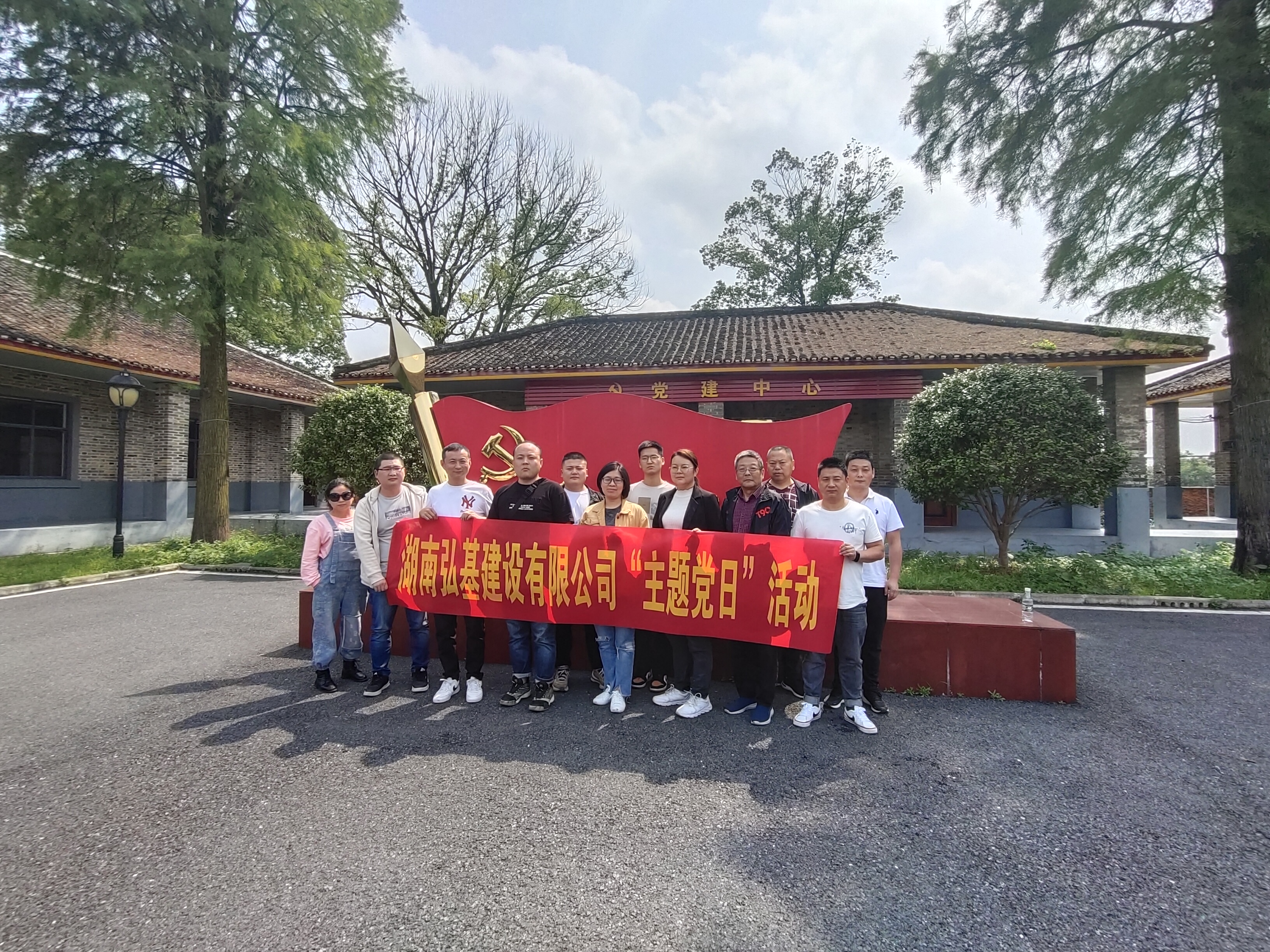 不忘初心,牢记使命(图1) f667be6d67a34d59dc05e3cf9027d9e.jpg