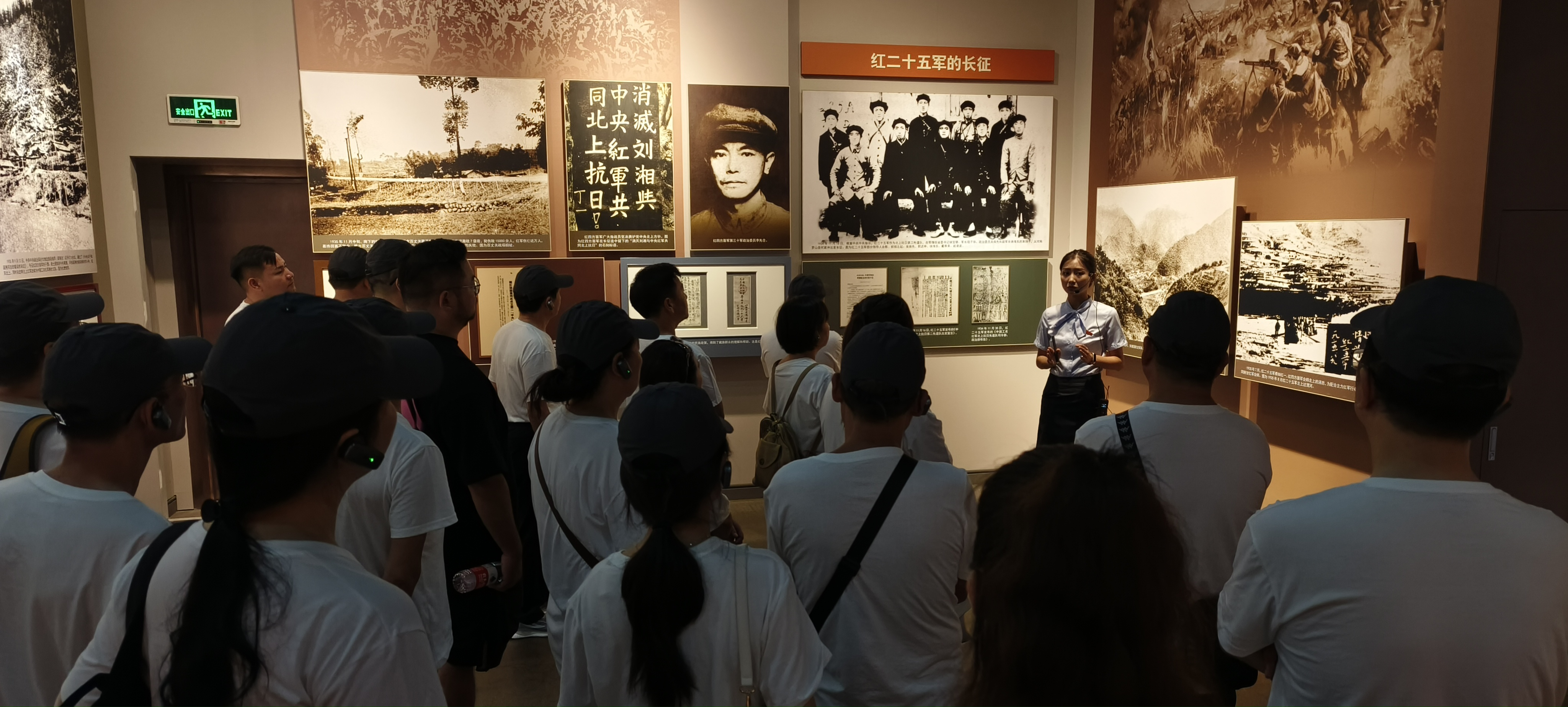 息烽集中营开展主题党日活动(图1) 1.jpg